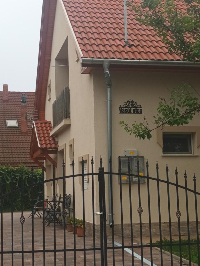 Napsugar Apartmanhaz バラトンレッレ エクステリア 写真